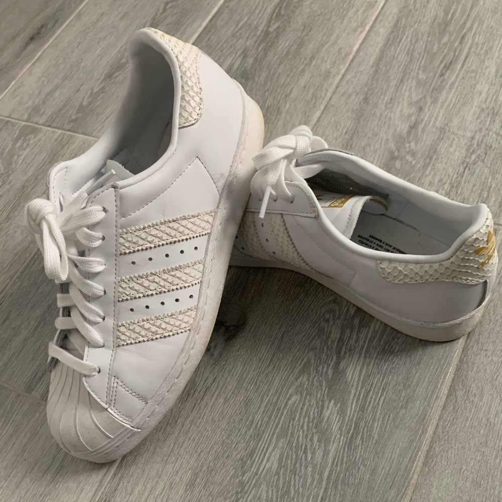 EUC custom adidas superstars size 7.5